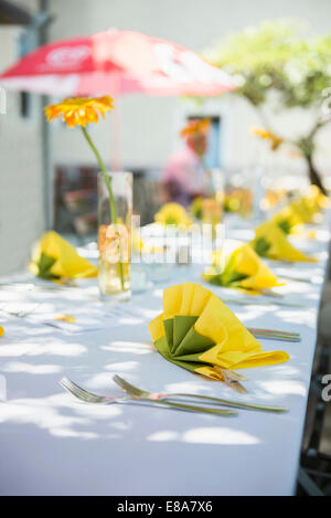 Festlich gedeckten Tisch im Garten Stockfoto