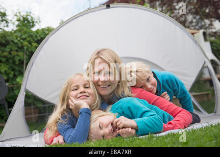 Mutter mit kleinen Kindern kleines Zelt Garten Rasen Stockfoto