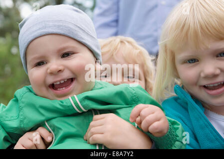 Zwei kleine Kinder mit kleinen Bruder im Garten Stockfoto