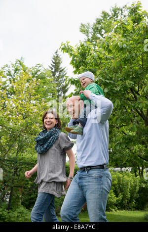 Eltern Mutter Vater Kind Huckepack Garten Stockfoto