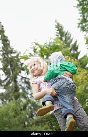 Junge blonde Mädchen mit kleinen Bruder Stockfoto