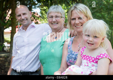 Gruppenbild der drei-Generationen-Familie Stockfoto