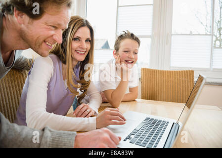 Familie mit Laptop zu Hause Stockfoto