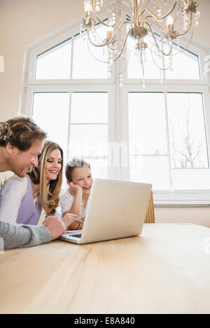 Familie mit Laptop zu Hause Stockfoto