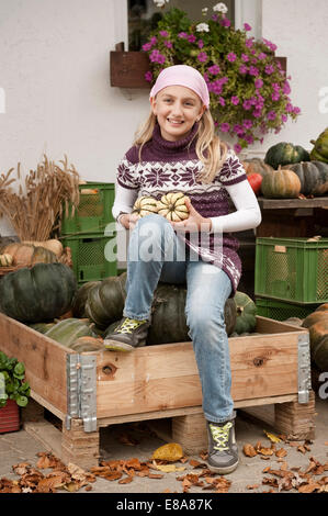 Lächelndes Mädchen hält Kürbisse Stockfoto