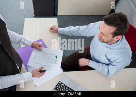 Zwei Männer Büro Schreibtisch Ferienplan treffen Stockfoto