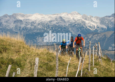 drei Mountainbiker auf dem Weg bergauf, Matajur, Istrien, Slowenien Stockfoto