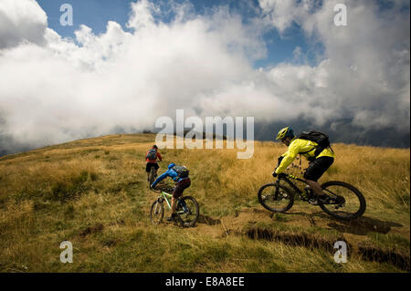 drei Mountainbiker auf die Art und Weise, Matajur, Istrien, Slowenien Stockfoto