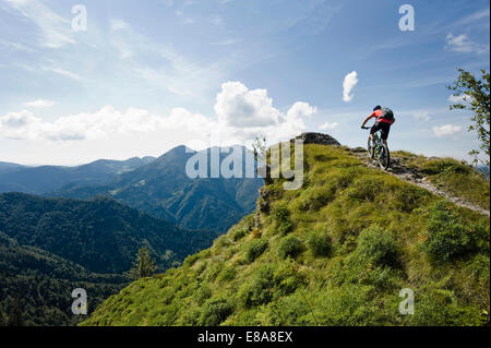 Mountainbiker auf dem Weg bergauf, Slatnik, Istrien, Slowenien Stockfoto