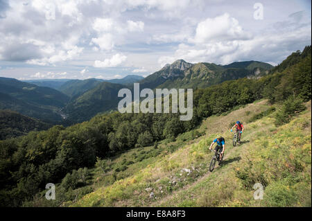 zwei Mountainbiker auf die Art und Weise, Slatnik, Istrien, Slowenien Stockfoto