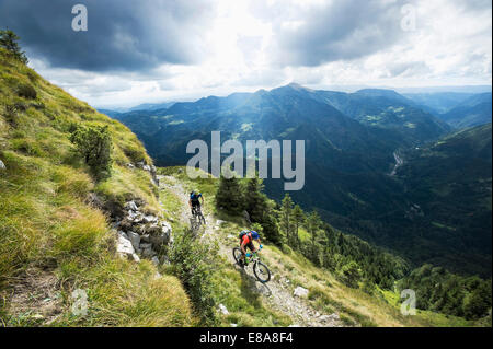 zwei Mountainbiker auf dem Weg bergab, Slatnik, Istrien, Slowenien Stockfoto