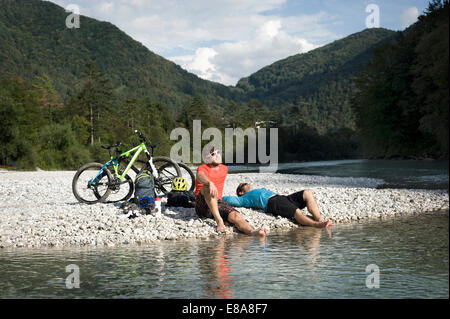 zwei Mountainbiker erholend auf Soca Fluss, Tolmin, Istrien, Slowenien Stockfoto