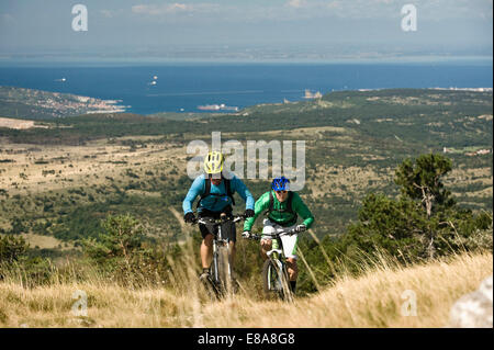 zwei Mountainbiker auf die Art und Weise, Slatnik, Istrien, Slowenien Stockfoto