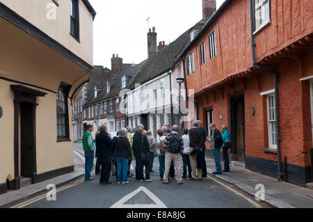 Eine geführte Wanderung rund um die historische alte Stadt von King's Lynn Pausen, ein Leitfaden in Nelson Street zuzuhören. Stockfoto