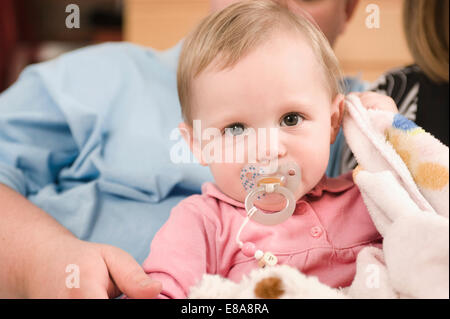 Porträt des Mädchens mit Dummy in Armen des Vaters Stockfoto