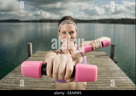 Frau, training mit Hanteln, Woerthsee, Bayern, Deutschland Stockfoto