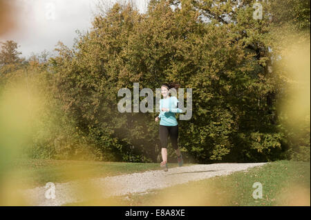 Frau, Joggen im Park, Woerthsee, Bayern, Deutschland Stockfoto