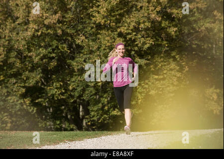 Frau, Joggen im Park, Woerthsee, Bayern, Deutschland Stockfoto