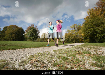 Frauen Joggen im Park, Woerthsee, Bayern, Deutschland Stockfoto