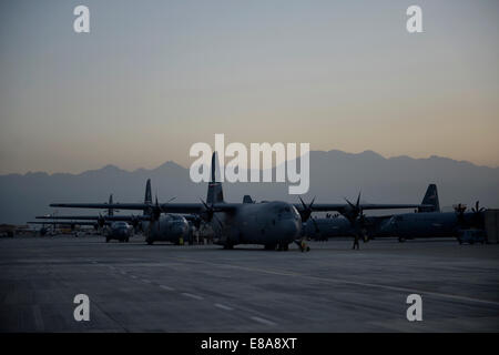 US Air Force C-130J Super Hercules-Flugzeuge zugeordnet, 774th Expeditionary Airlift Squadron (EAS) vorbereiten, Bagram Airfield, Afghanistan, 12. September 2014 zu verlassen. Das Gerät zur Home Base in Dyess Air Force Base, Texas umgeschichtet. Der 41. Luftbrücke S Stockfoto