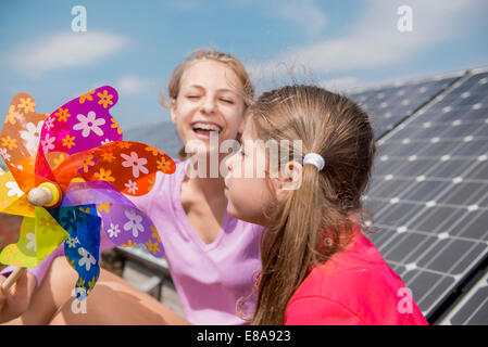 Zwei Mädchen Solarpanel Spielzeug Windmühle Stockfoto