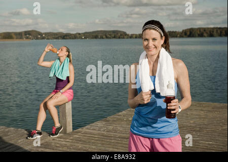 Joggen Frauen, die eine Pause, Woerthsee, Bayern, Deutschland Stockfoto