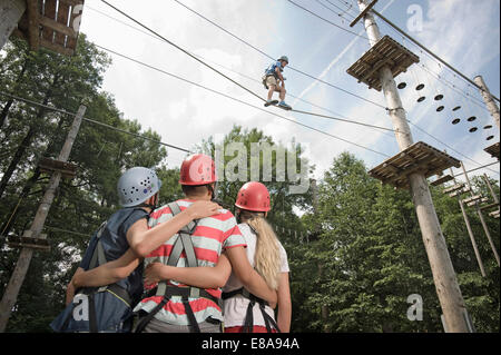 vier Jugendliche in einem Klettergarten Stockfoto