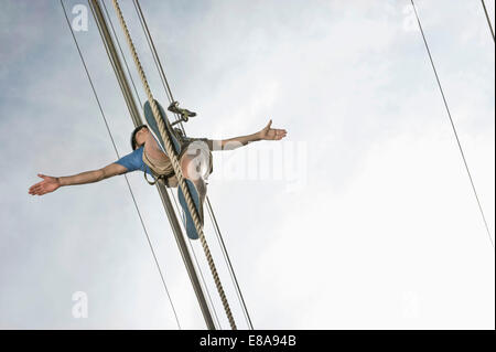 Auswuchten in einen Klettergarten Teenager Stockfoto