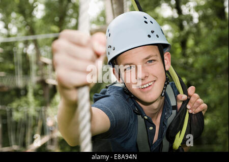 lächelnde Teenager im Klettergarten, Nahaufnahme Stockfoto