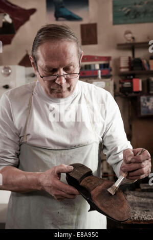 Schuster in Werkstatt Stockfoto