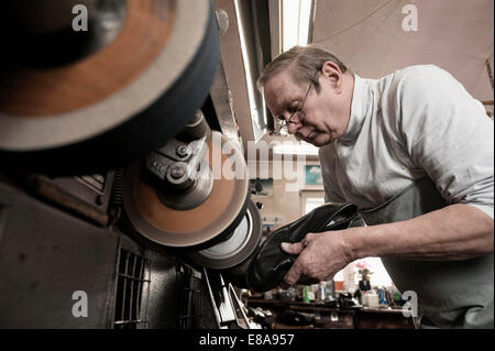 Schuster in Werkstatt Stockfoto