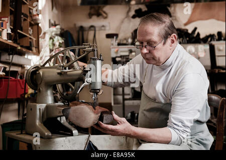 Schuster in Werkstatt Stockfoto