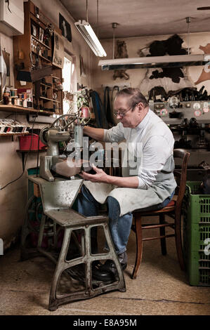 Schuster in Werkstatt Stockfoto