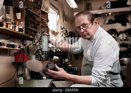 Schuster in Werkstatt Stockfoto