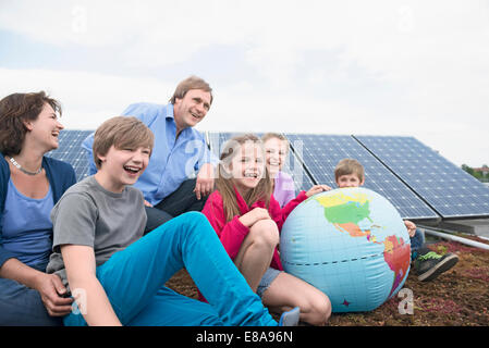 Familie Globus Ballon Solarenergie lächelnd Stockfoto