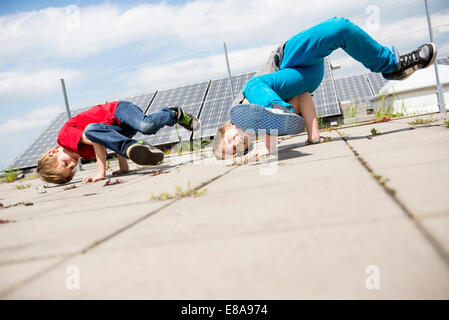 Jungen Brüder Breakdance Solarpark Stockfoto