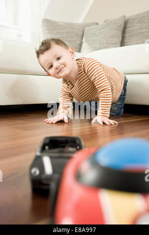 Porträt eines jungen spielen mit Spielzeug, Lächeln Stockfoto