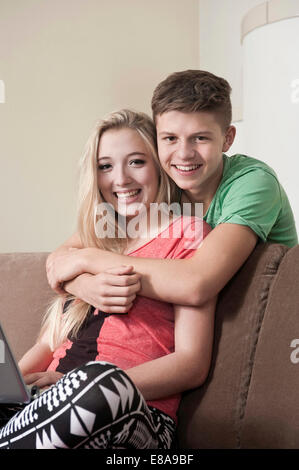 Teenager-paar entspannende auf couch Stockfoto