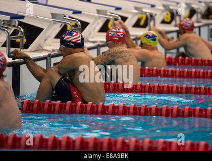 Ehemaliger US Army Staff Sgt Michael Kacer, links, bereitet das 50-Meter-Rückenschwimmen-Rennen während der Swimming-Teil der Invictus Games 2014 in London 14. September 2014. Invictus Games sind das Vereinigte Königreich Version der Krieger Spiele, bringen Stockfoto