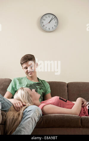 Teenager-paar entspannende auf couch Stockfoto
