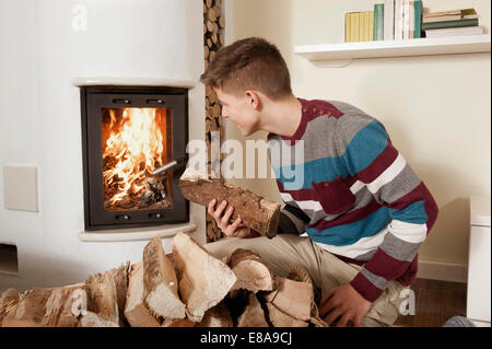 Teenager vor Kamin Stockfoto