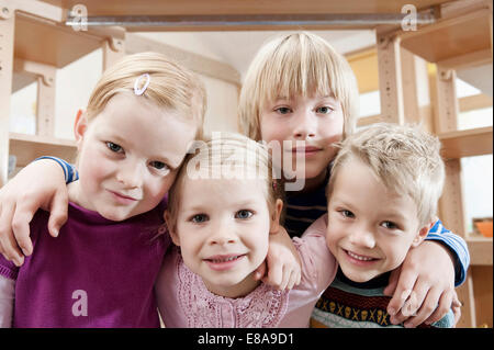 Gruppenbild der vier kleinen Kind im kindergarten Stockfoto