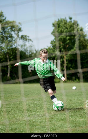 Kleiner Junge Strafe Praxis Fußball Fußball Stockfoto