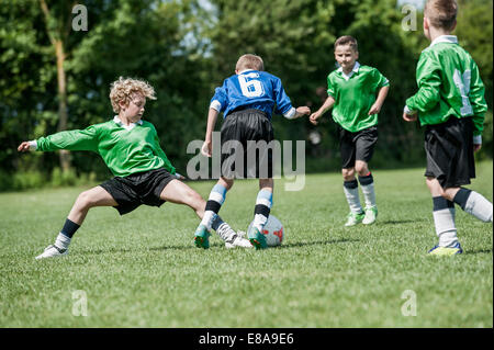 Junioren-Fußball-Fußball-Spiel Grätsche Stockfoto