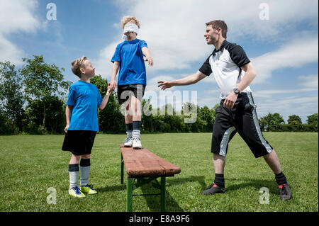 Fußball-Trainer unterrichten junger Spieler Vertrauen Stockfoto