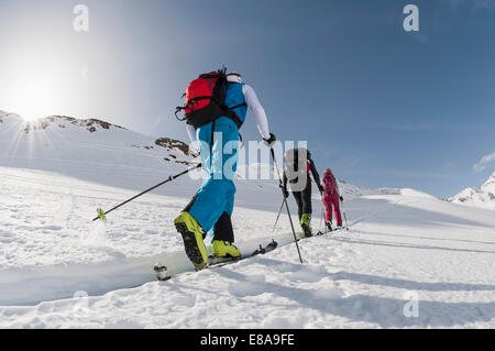 Drei Skifahrer Klettern Steilhang Schnee winter Stockfoto