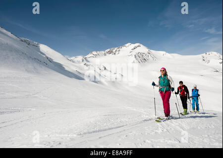 Langlauf-Gruppe drei Personen Schnee Stockfoto