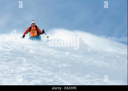 Mann, Ski Abfahrt Tiefschnee Alpen Stockfoto