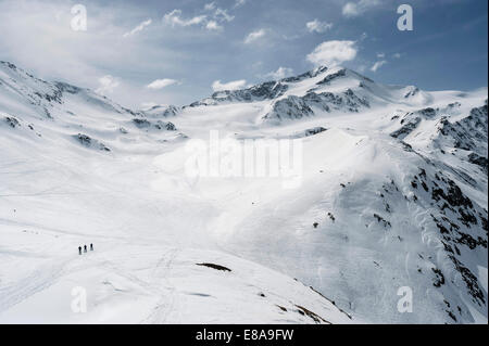 Hochgebirge Alpen Landschaft Skifahrer Schnee Stockfoto