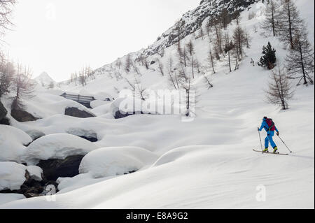 Winter Landschaft Mann Ski Langlauf Stockfoto